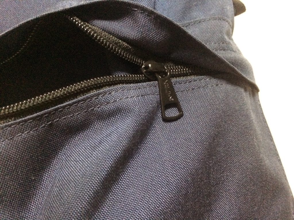 ケルティ のフロントポケットはもちろんYKKのジッパーです。
