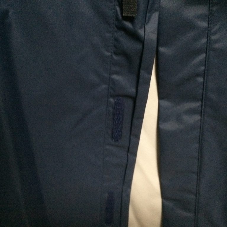 ノース フェイスドットショットジャケットのポケット部分、斜めの少しウェストの上にあるポケットはバックパックの固定ベルトの少し上にポケット入口が