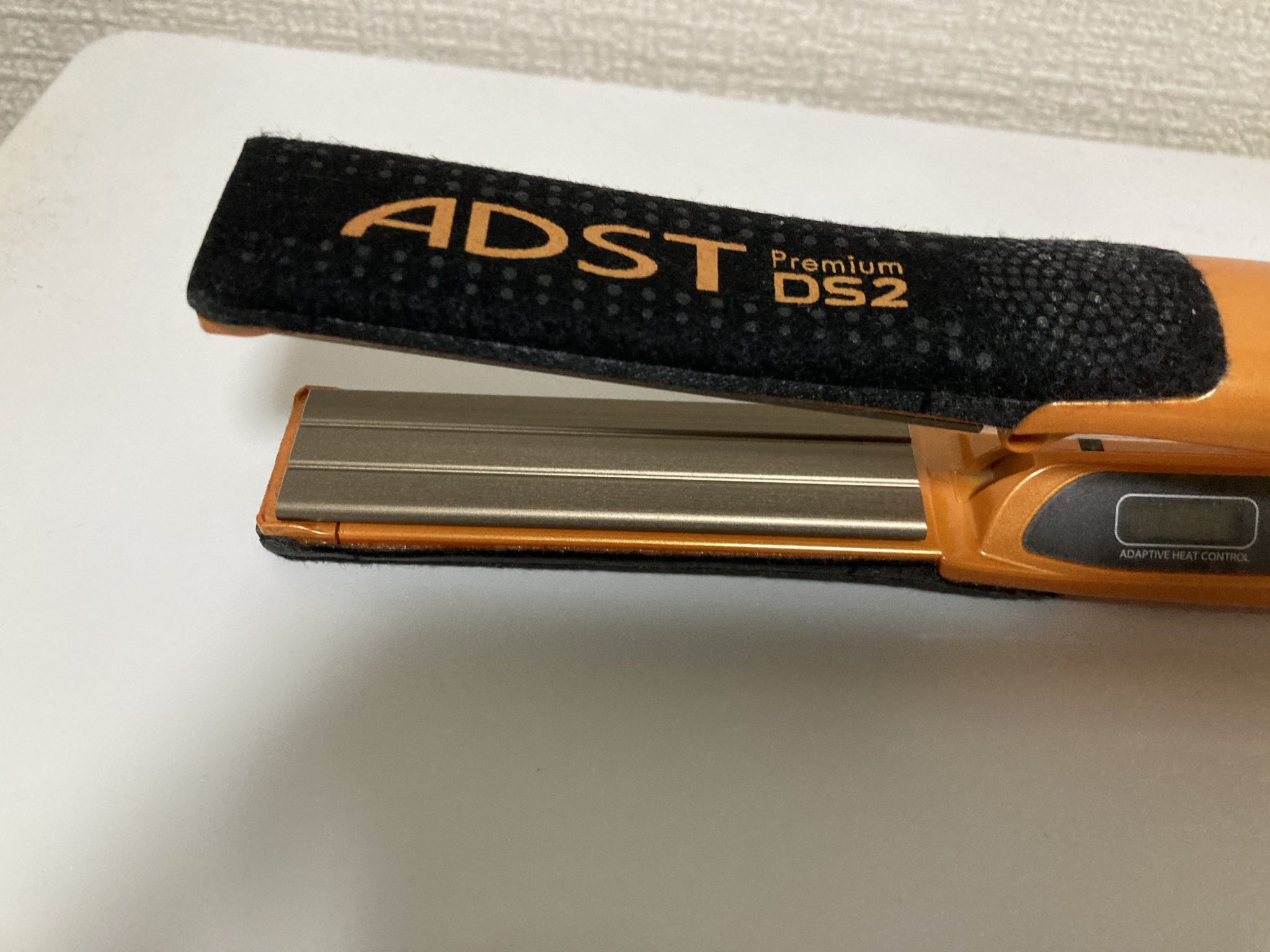 ADST（アドスト）ヘアアイロン Premium DS2はプレートの形状が上と下で違う構造になっています。